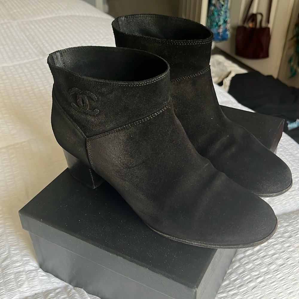 Channel Black 🖤 Suade CC Booties